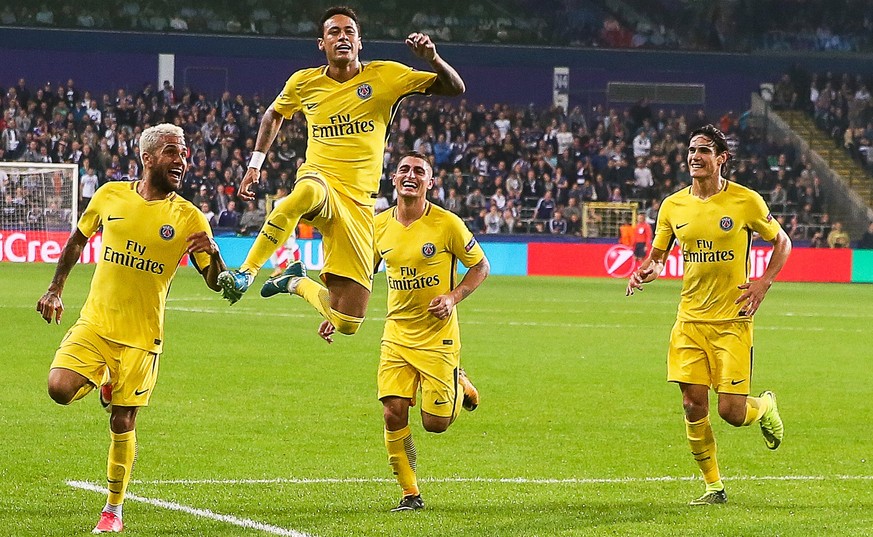 epa06274394 Paris Saint-Germain&#039;s Neymar (2-L) celebrates with his teammates after scoring the 3-0 lead during the UEFA Champions League group B soccer match between RSC Anderlecht and Paris Sain ...