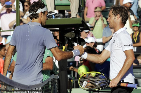 Nach 49 Minuten lässt sich Roger Federer von Richard Gasquet schon zum Sieg gratulieren.&nbsp;