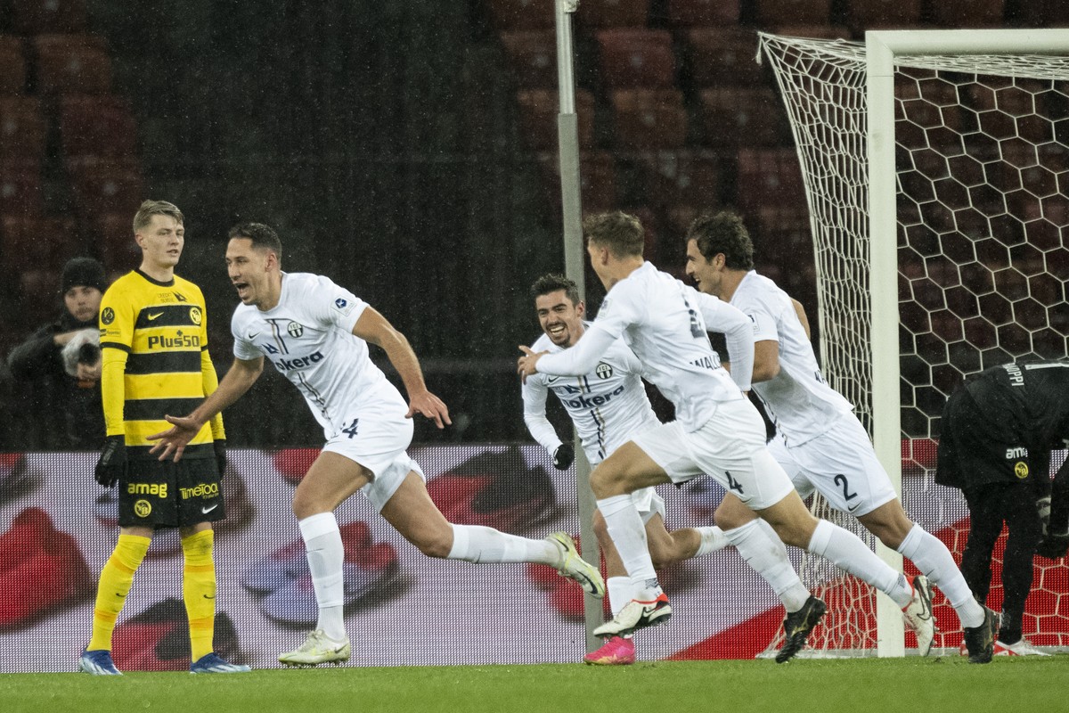Zuerichs Nikola Katic jubelt nach seinem 2:0 Tor im Fussball Meisterschaftsspiel der Super League zwischen dem FC Zuerich und den BSC Young Boys im Letzigrund, am Samstag, 25. November 2023 in Zuerich ...