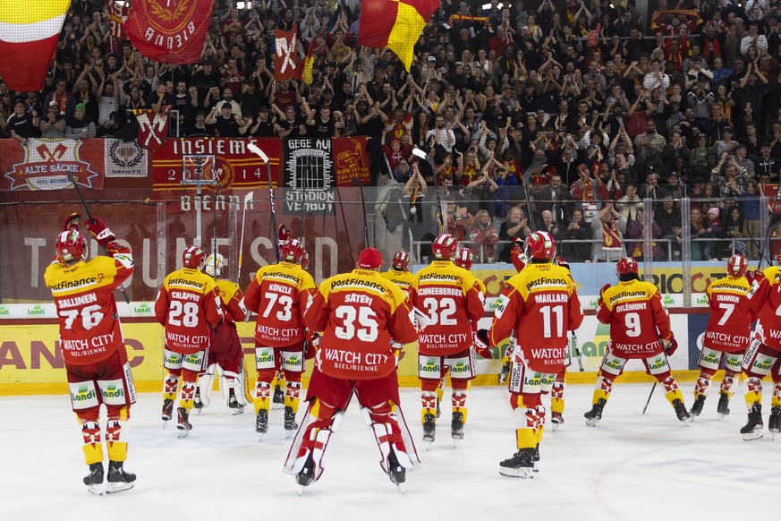 Die Bieler Spieler jubeln mit ihren Fans, nach dem Eishockey Meisterschaftsspiel der National League zwischen EHC Biel und SCL Tigers, am Freitag, 28. Oktober 2022, in der Tissot Arena in Biel. (KEYST ...