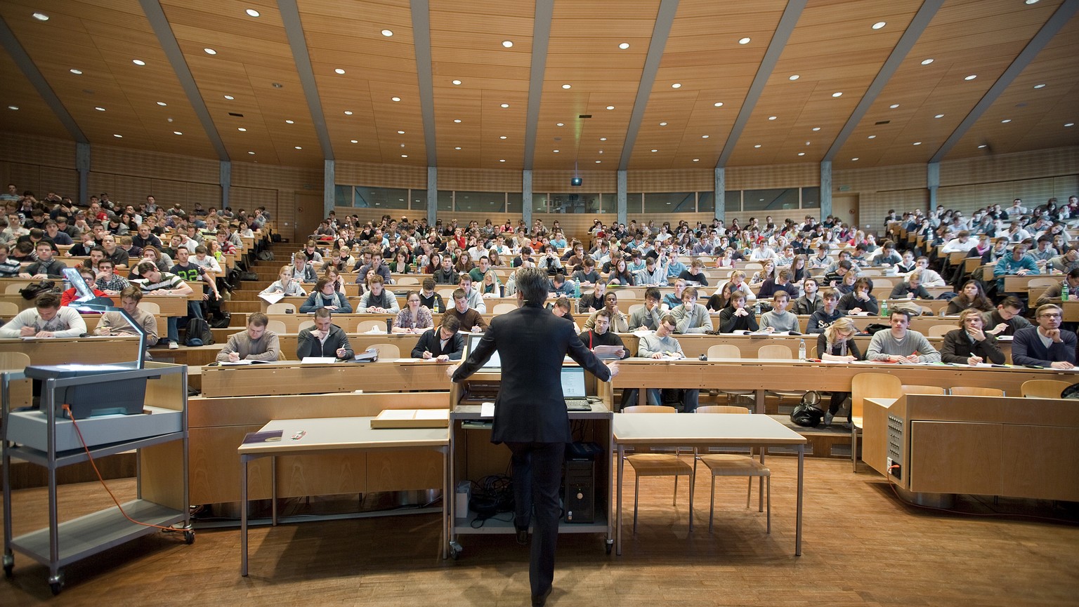 FILE -- Students follow professor Dr. Thomas Berndt&#039;s lecture on controlling and accounting in the big auditorium &quot;Audimax&quot; at the University of St. Gallen (HSG) in St. Gallen, Switzerl ...