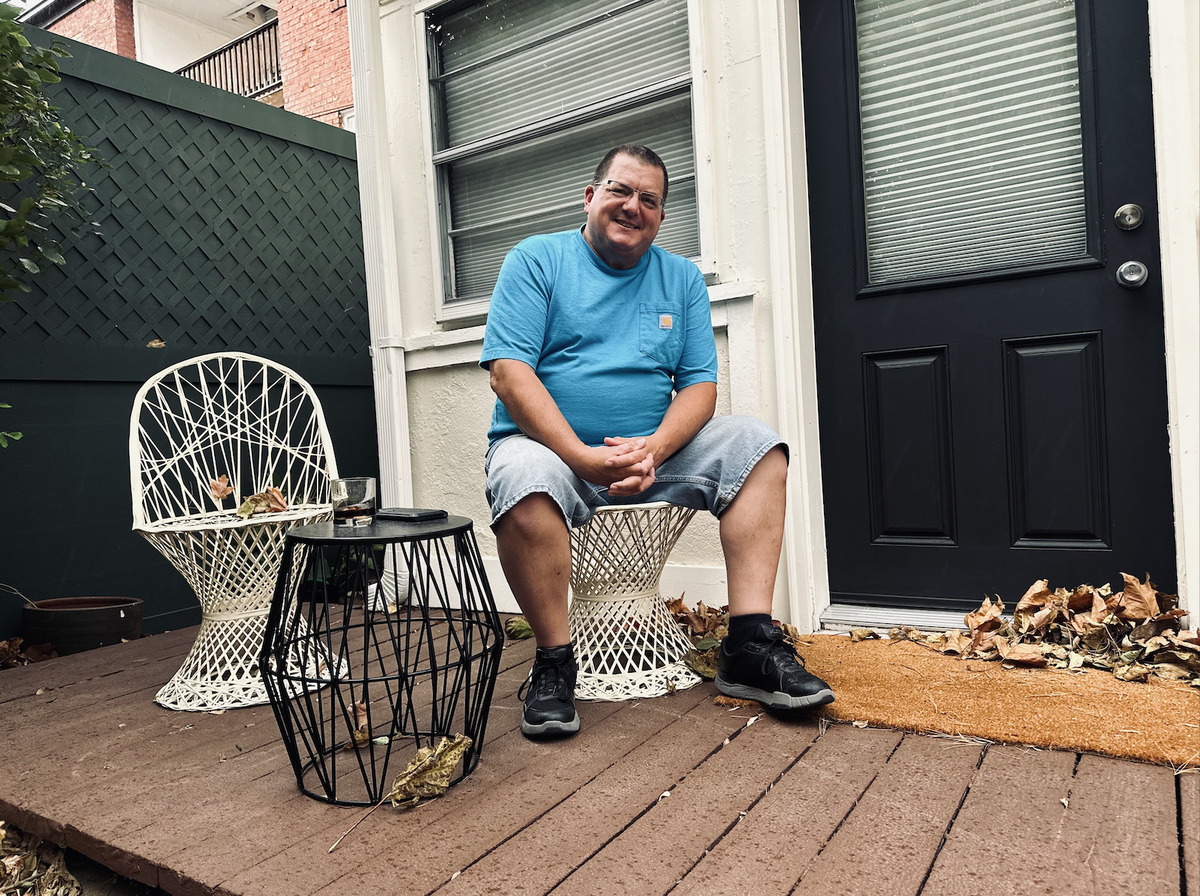 Angelo, 60 ans, sur le patio d'un petit hôtel en banlieue de Kansas City.