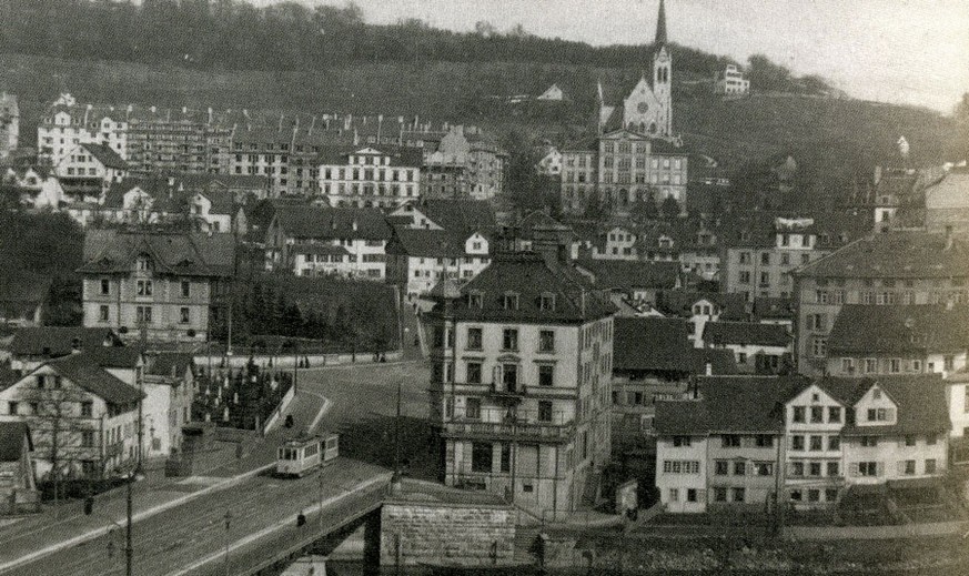 Röschibachstrasse 1915 mit dem Restaurant Anker (Bildmitte) von Aussersihl aus gesehen. Über die Wipkingerbrücke fährt das Hönggertram. Links ist noch der Friedhof sichtbar, gegenüber der Kehlhof.