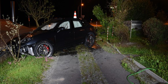 Mit über 2 Promille Alkohol im Blut ist am frühen Montagmorgen ein Autofahrer in Meierskappel gegen eine Steinmauer und danach durch ein Gebüsch gefahren. Sein Mitfahrer wurde zur Kontrolle ins Spital ...