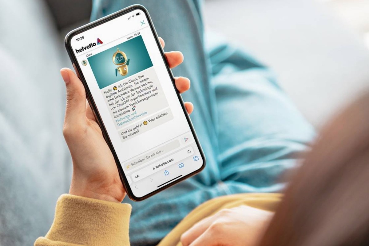 Die wohl erste Schweizer Firma, die im Online-Kundendienst auf KI-Chatbot-Technologie setzt, ist die Versicherung Helvetia.