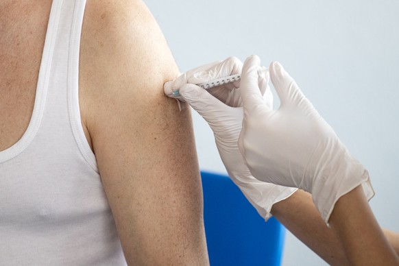 Die Spritze mit dem Impfstoff gegen das Coronavirus wird in den Oberarm gemacht, aufgenommen in einem Pflegezentrum in Embrach am Donnerstag, 21. Januar 2021. (KEYSTONE/Alexandra Wey)