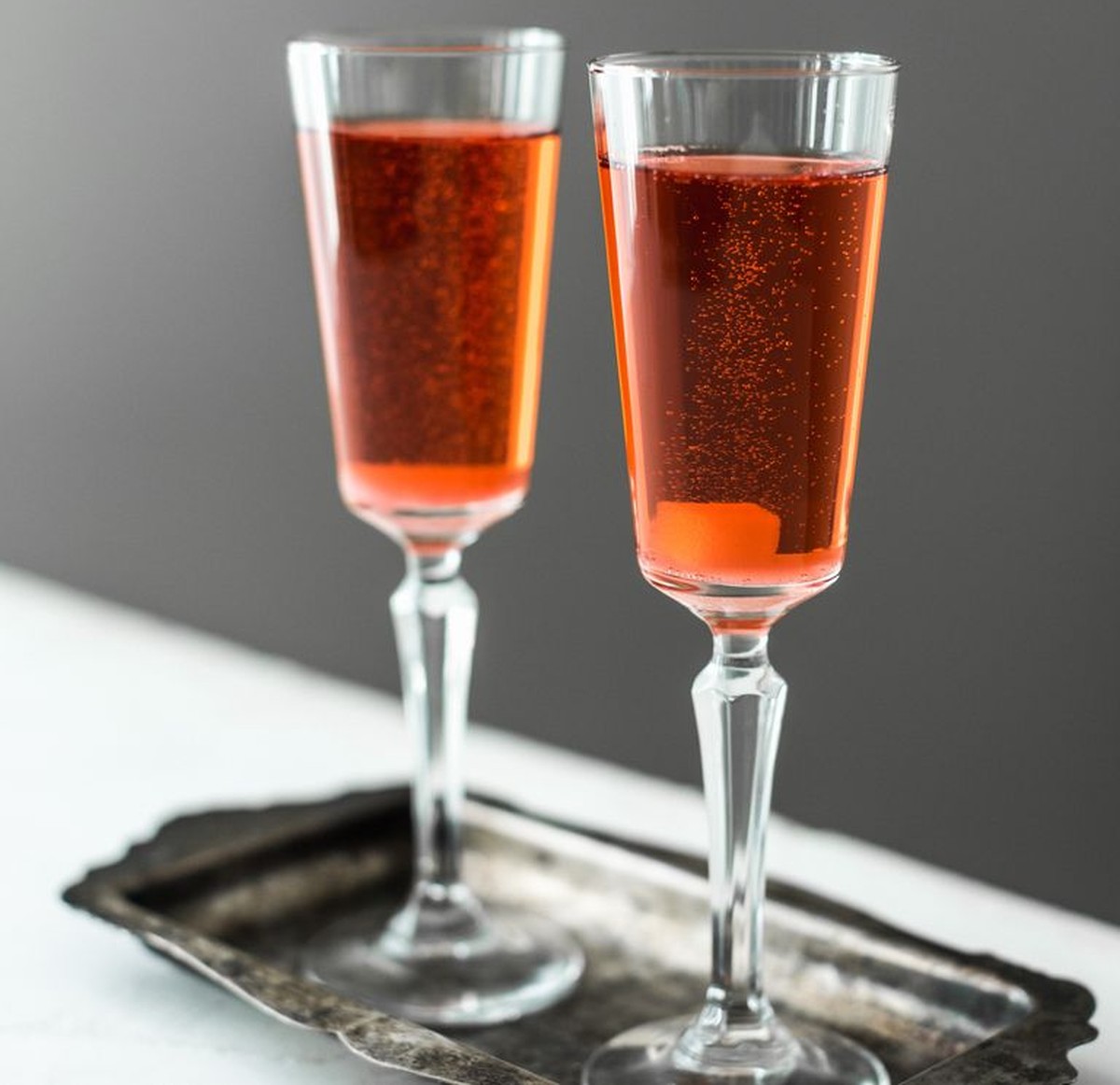 good night kiss cocktail champagne drinks trinken alkohol https://www.cosmopolitan.com/food-cocktails/g1294/valentines-day-drinks/