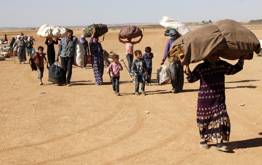 Flüchtlinge aus Kobane erreichen türkischen Boden – in der umkämpften Stadt selber harren nach Schätzungen noch etwa 5000 kurdische Kämpfer und einige wenige Zivilisten aus.