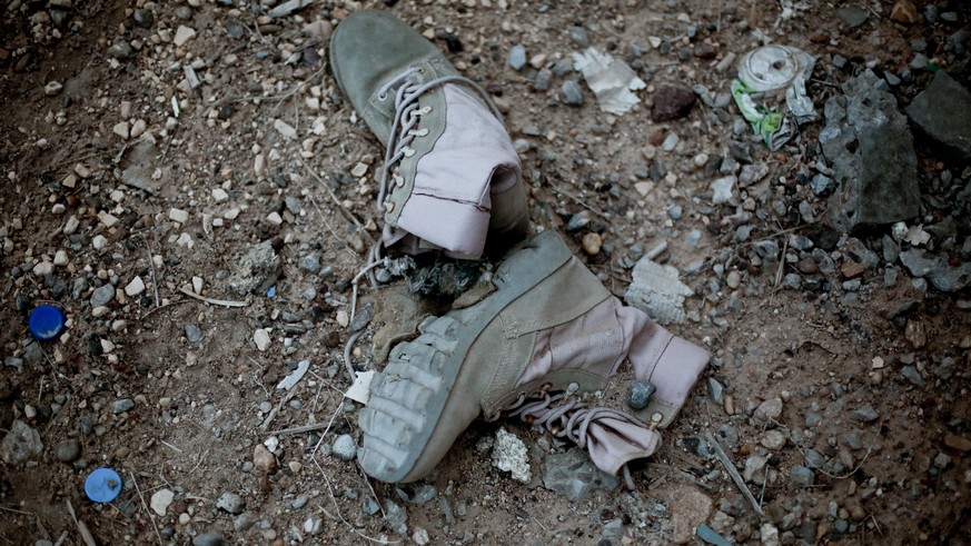Schuhe von geflohenen IS-Kämpfern: Dieses Bild aus Ramadi entstand ebenfalls nach der Rückeroberung Ramadis am 20. März.