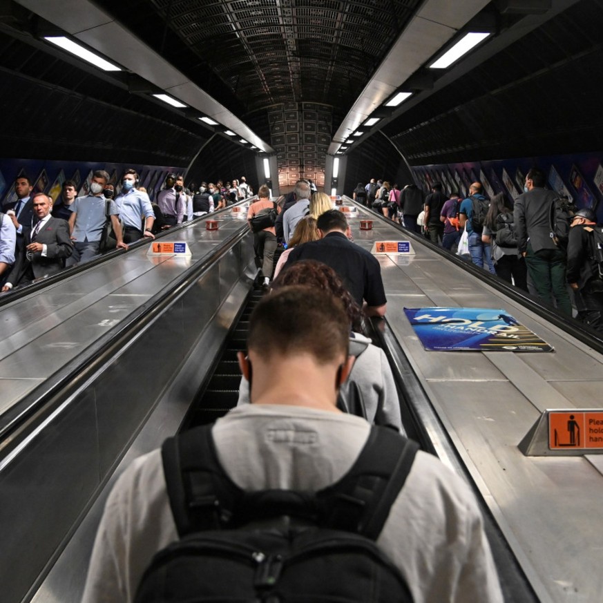 Escalator etiquette. Rolltreppen für Dummies. 
https://en.wikipedia.org/wiki/Escalator_etiquette