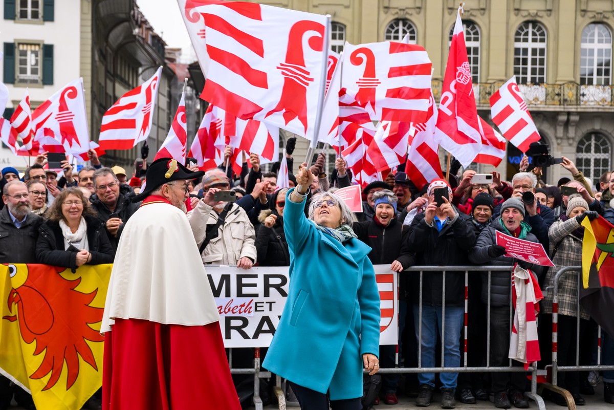 Elisabeth Baume-Schneider et ses fans jurassiens ayant fait le déplacement en nombre.