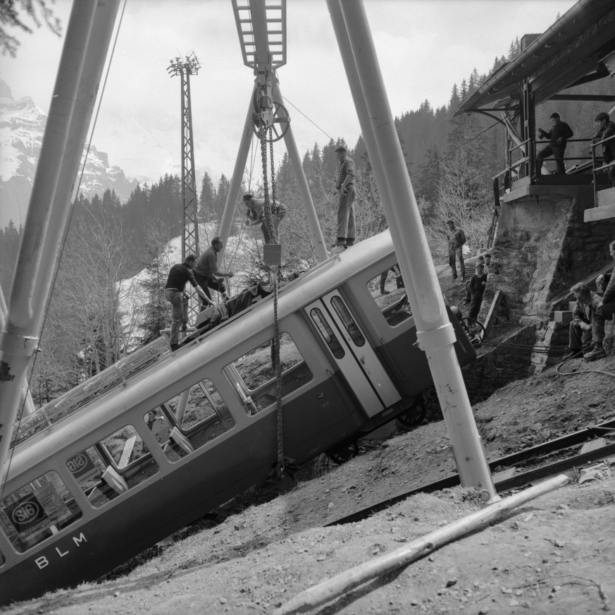 The old trainsets of the Lauterbrunnen-Mürren cable car served for 56 years.  Now they are being replaced.  They have now been replaced by three new trainsets which entered service on 8 June 1967.
