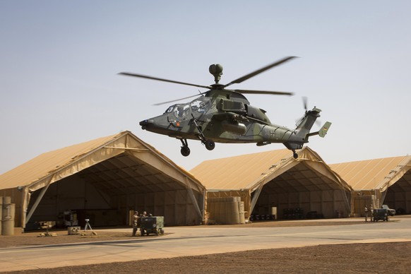 epa06110764 A handout photo made available by the German Bundeswehr armed forces shows a Tiger combat helicopter landing in a camp during MINUSMA mission in Gao, Mali, 25 March 2017. According to seve ...
