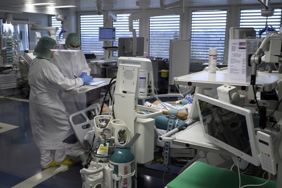 Medical personnel at work in the intensive care unit of the hospital &quot;Hopital cantonal fribourgeois (HFR)&quot; during the coronavirus disease (COVID-19) outbreak, in Fribourg, Switzerland, Monda ...