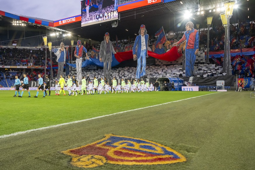 Die Mannschaften werden von den Fans der Muttenzer Kurve mit einer Choreo begruesst vor dem Fussball Meisterschaftsspiel der Regular Season der Super League zwischen dem FC Basel 1893 und dem FC St.Ga ...