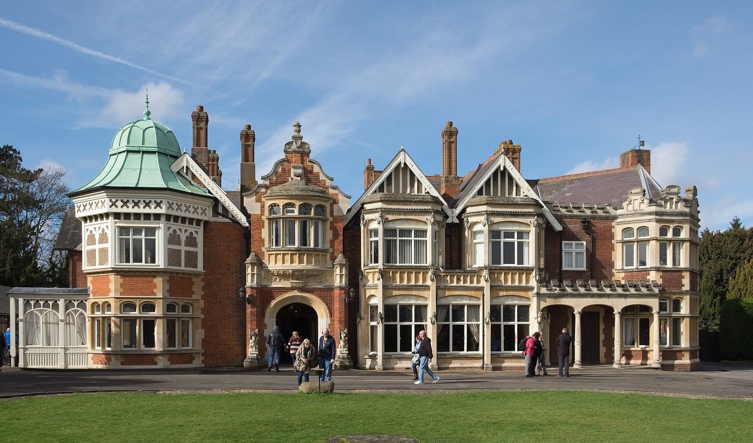 Bletchley Park war die Zentrale der britischen Codeknacker und ist heute ein Museum.
https://commons.wikimedia.org/w/index.php?curid=56815741