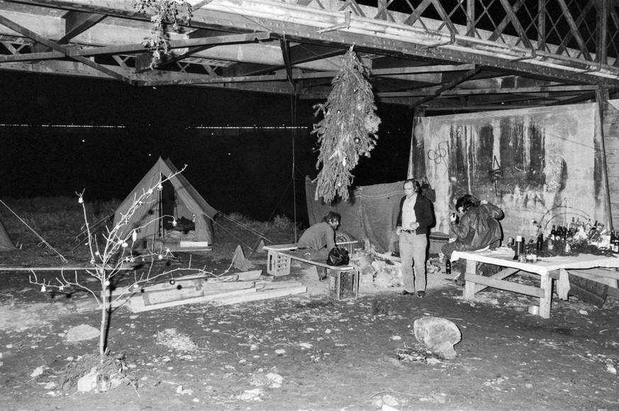 Obdachlose feiern unter dem Mattenbrueggli Weihachten, aufgenommen im Dezember 1983. Die Glochards haben Straeucher mit Weihnachtsschmuck behaengt und einen Tannenzweig an der Bruecke befestigt. (KEYS ...
