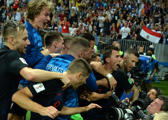 epa06881964 Mario Mandzukic (2-R) of Croatia celebrates with teammates after scoring the 2-1 lead during the FIFA World Cup 2018 semi final soccer match between Croatia and England in Moscow, Russia,  ...