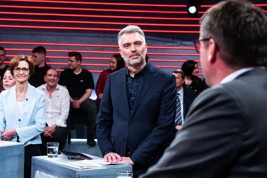Der oder die Neue muss «Arena»-tauglich sein: Moderator Sandro Brotz hört Christian Levrat zu (Mai 2019).