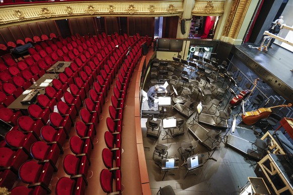 Blick in den Theatersaal und in den Orchestergraben, waehrend einem Rundgang durch das neu renovierte Stadttheater, am Dienstag, 22. November 2016, in Bern. Die Arbeiten der Bauphase 2016 konnten Mitt ...