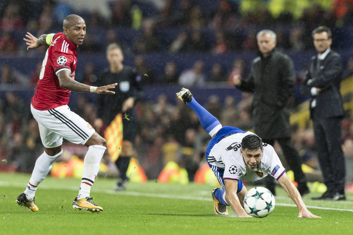 epa06200734 Basel's Blas Riveros (R) in action against Manchester United's Ashley Young during the UEFA Champions League soccer match between Manchester United and FC Basel 1893 at the Old T ...