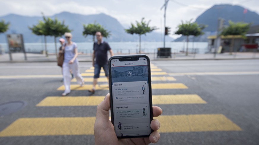 Eine Person nutzt die SwissCovid Contact Tracing App auf ihrem Smartphone, fotografiert am Donnerstag, 25. Juni 2020, in Lugano. (KEYSTONE/Ti-Press/Pablo Gianinazzi)