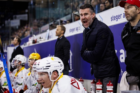 EHC Biel Cheftrainer Christian Dube waehrend dem Qualifikationsspiel der Eishockey-Meisterschaft der National League zwischen den Teams EHC Kloten und EHC Biel-Bienne am Sonntag, 1. Februar 2026, in K ...