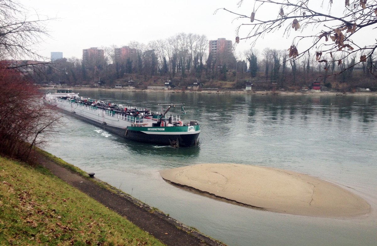 Am Samstagmorgen (24.01.14) kam es um 09.00 Uhr beim Schleusenweg in Birsfelden zu einem SchiffsunglÃ¼ck. Verletzt wurde niemand.Nach ersten Angaben geriet das Schiff auf eine Sandbang und ist auf ...