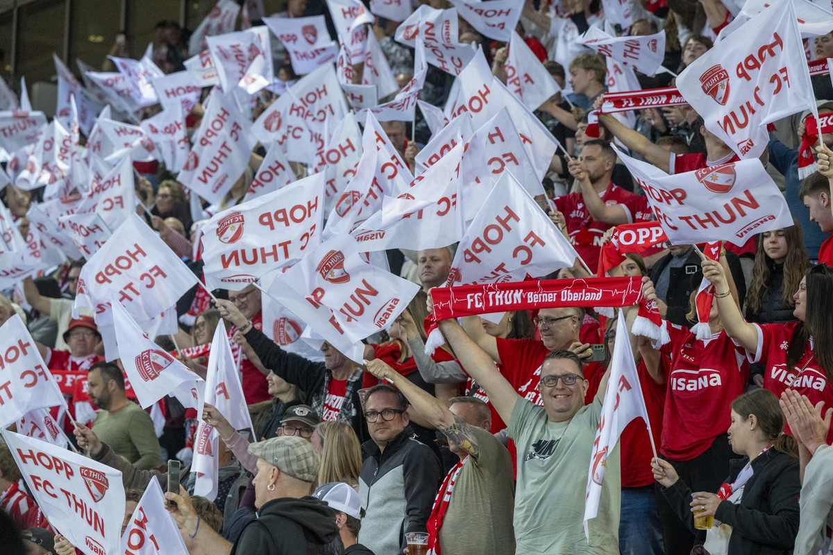 KEYPIX - Die Fans von Thun feiern vor dem Spiel beim Super League Meisterschaftsspiel zwischen dem FC Thun und dem FC Luganovom Samstag, 25. Maerz 2026 in Thun. (KEYSTONE/Urs Flueeler)