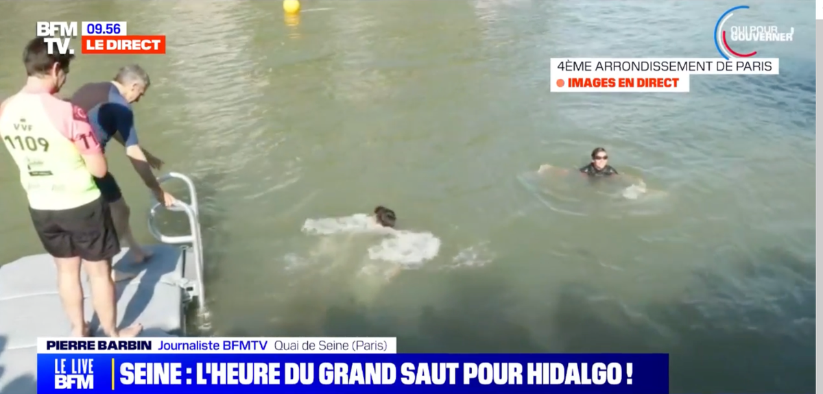 Et plouf! 101 ans après l'interdiction mise en place par les autorités parisiennes de se baigner dans la Seine, la maire de Paris a respecté sa promesse: se baigner avant le lancement des JO.
