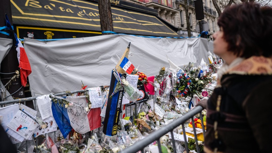 epa05067790 One month after the Paris attacks, people continue to gather in front of the Bataclan Theater to pay tribute to the victims of the 13 November Paris attacks, in Paris, France, 13 December  ...