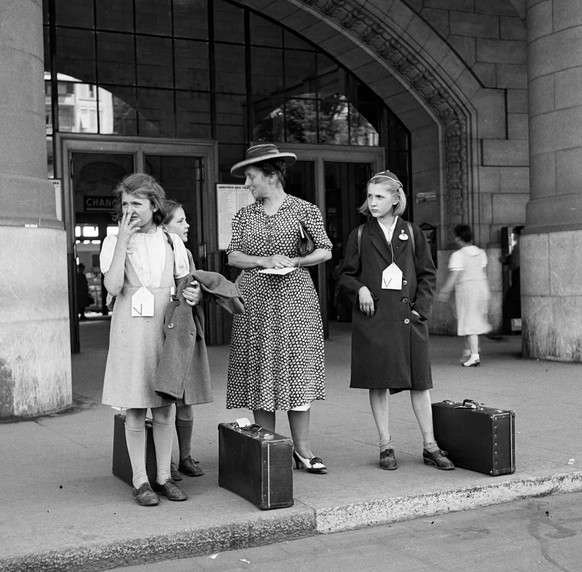 10. Juli 1941: Belgische Kinder werden vom Bahnhof abgeholt. Die Kinderhilfe befindet sich noch unter der Leitung des SAK.