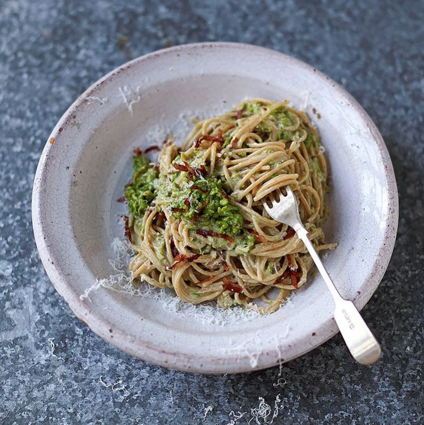 jamie oliver carbonara variationen essen food pasta https://www.jamieoliver.com/features/8-twists-classic-carbonara/?utm_medium=Email&amp;utm_source=ExactTarget&amp;utm_campaign=BAU_26.02.19_Pastafant ...