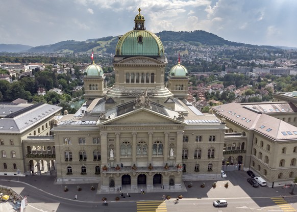 ARCHIVBILD ZUM UEBERSCHUSS VON 2,9 MILLIARDEN FRANKEN IN DER RECHNUNG DES BUNDES FUER 2018, AM MITTWOCH, 13. FEBRUAR 2019 - Luftaufnahme vom Bundeshaus in Bern, Schweiz, am Mittwoch, 8. August 2018. ( ...