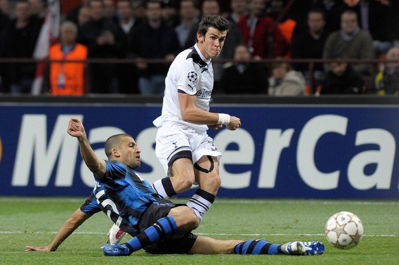 Bildnummer: 06710986 Datum: 20.10.2010 Copyright: imago/Sportimage
Gareth Bale (Tottenham, R) scores the 4-1 goal against Walter Samuel (Inter) - Champions League - Inter Mailand vs. Tottenham Hotspu ...