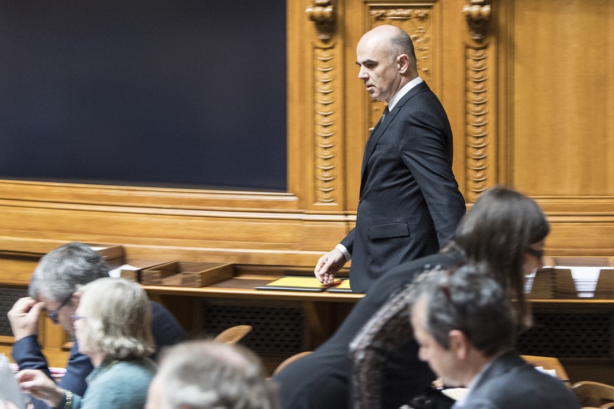 Bundesrat Alain Berset erscheint im Nationalrat an der Wintersession der Eidgenoessischen Raete, am Donnerstag, 8. Dezember 2016, in Bern. (KEYSTONE/Peter Schneider)