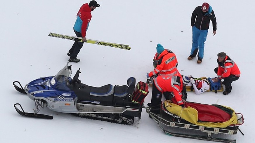 Gregor Schlierenzauer wird dem Rettungsschlitten abtransportiert.