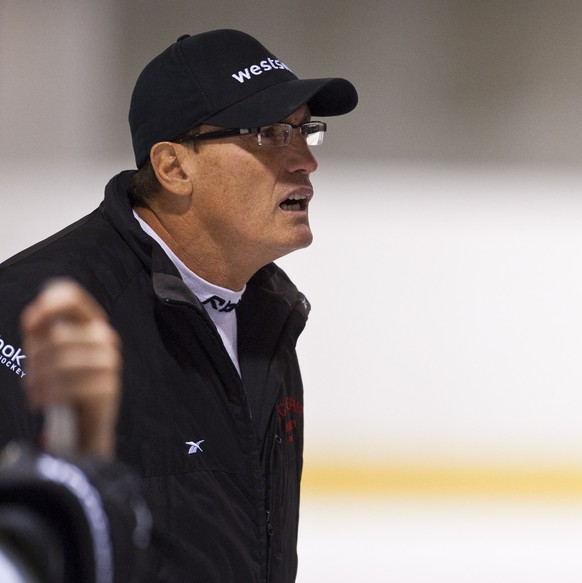 Der Kanadier Larry Huras, Head Coach des SC Bern, links, hinter seinem Spieler Thomas Deruns, leitet am Mittwoch, 10. August 2011 in der Postfinance Arena in Bern das Training seiner Mannschaft. (KEYS ...