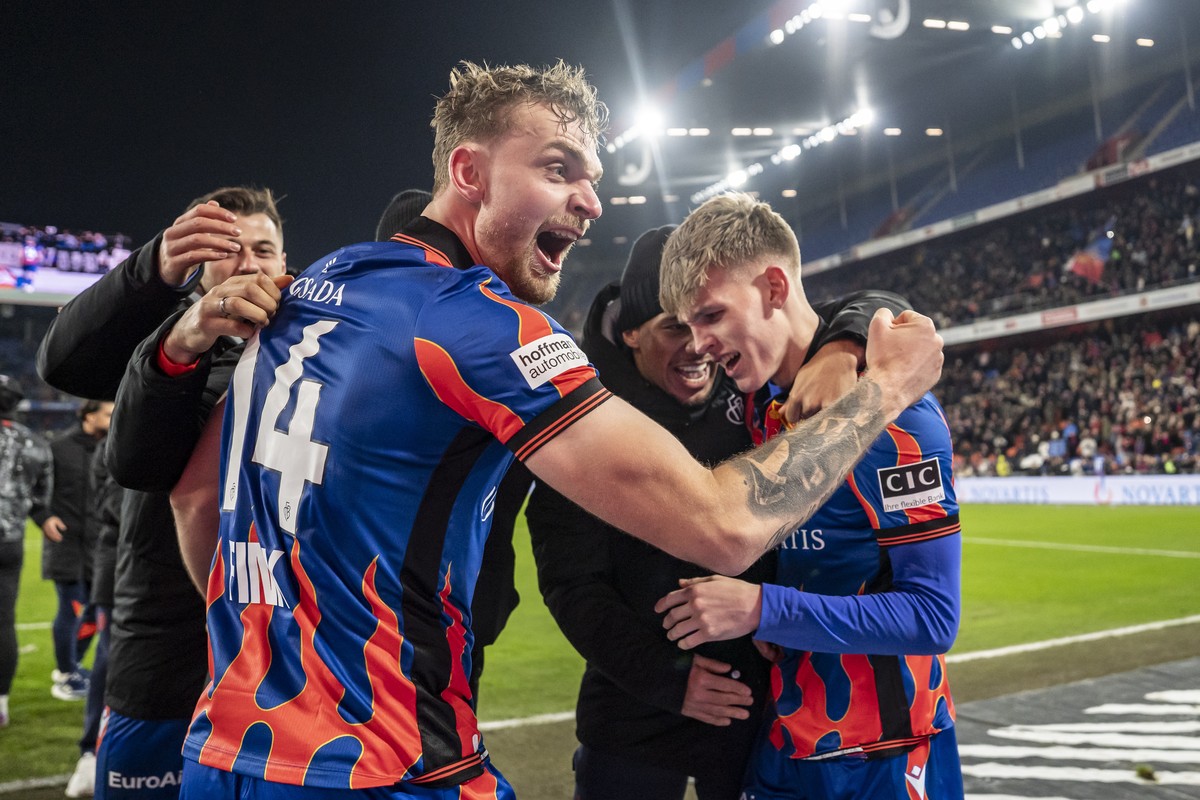 Bradley Fink (FCB) (links) jubelt nach dem Sieg mit Anton Kade (FCB) (rechts) im Fussball Cupspiel zwischen dem FC Basel 1893 und dem FC Sion am Mittwoch, 4. Dezember 2024 im Stadion St. Jakob-Park in ...