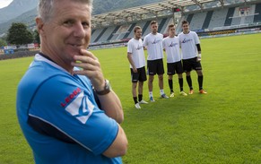 Lugano-Trainer Livio Bordoli begrüsst Goalie-Talent&nbsp;Dean Santangelo im Tessin.