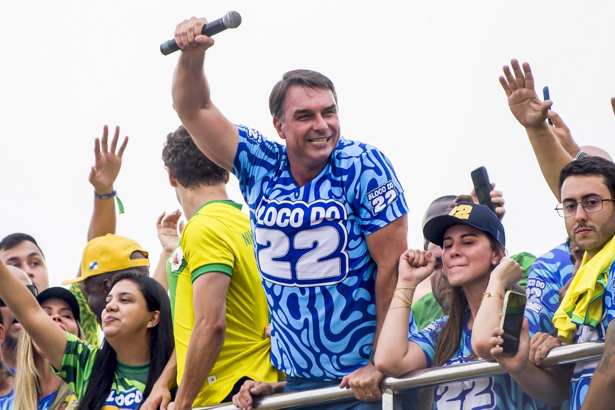 261025 -- RIO DE JANEIRO, Oct. 25, 2026 -- Brazilian Senator Flavio Bolsonaro C, presidential candidate of Brazil s Liberal Party, attends a presidential campaign rally in Rio de Janeiro, Brazil, Oct. ...