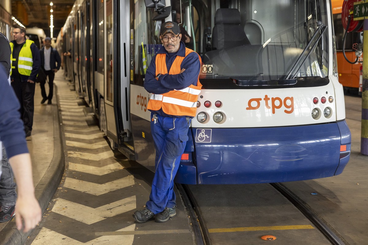 Des employes grevistes font un piquet de greve au depot du Bachet, lors de la journee de greve du personnel des Transports publics genevois (TPG), ce mercredi 12 octobre 2022 a Geneve. A l'appel  ...