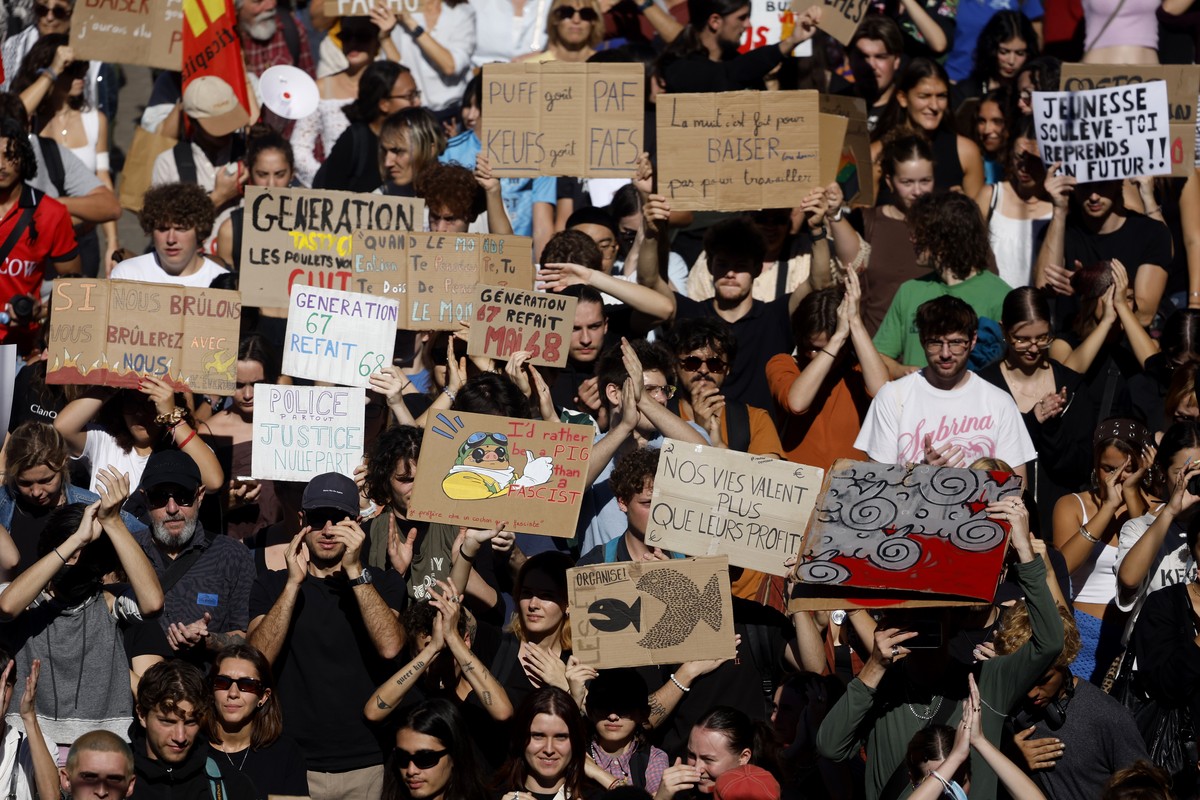 epa13300617 High school students and members of French Unions march during a national day of protests over school conditions, in Montpellier, France, 13 October 2026. Student demonstrations have sprea ...