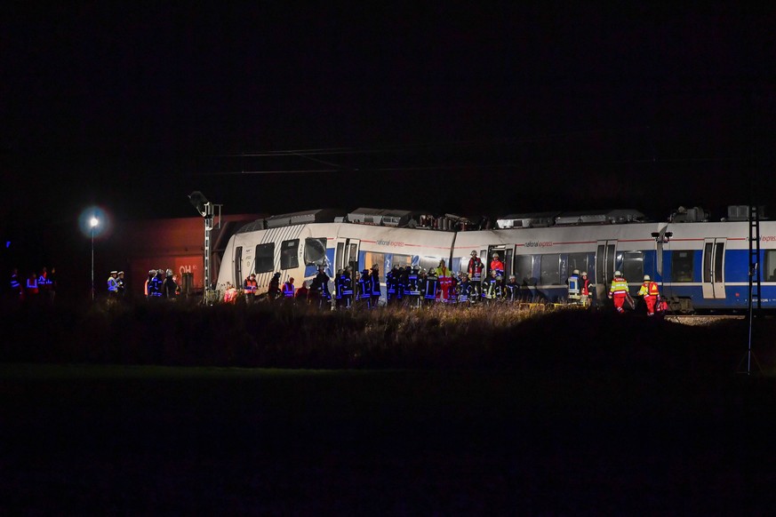 epaselect epa06369870 Rescue services search the site of the crash after a passenger train collided with a freight train in Meerbusch, Germany, 05 December 2017. According to local police reports abou ...