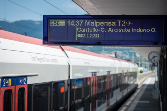 Der Zug Tilo der SBB am Bahnhof Stabio faehrt in Richtung Flughafen Mailand Malpensa. Die neue Bahnverbindung von Stabio zum Mailaender Flughafen Malpensa ist seit dem 10. Juni 2018 in Betrieb und wur ...