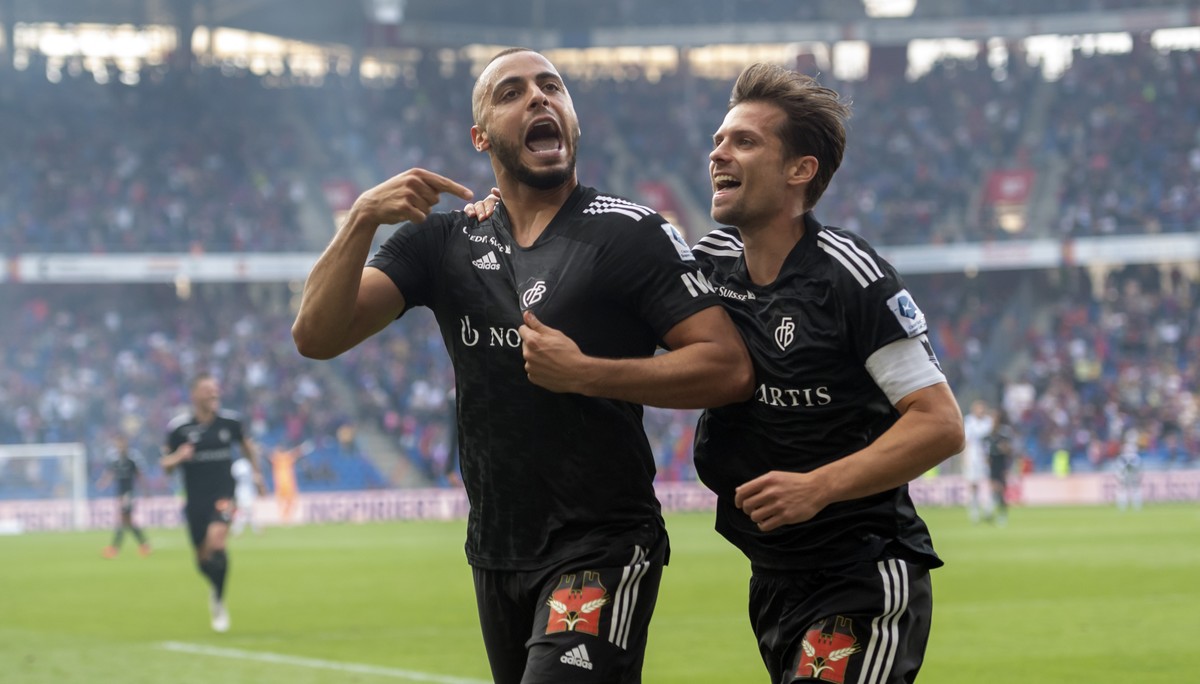 Basels Arthur Cabral, links, und Valentin Stocker, rechts, freuen sich ueber das 3:1 im Fussball Meisterschaftsspiel der Super League zwischen dem FC Basel 1893 und dem FC Zuerich im Stadion St. Jakob ...