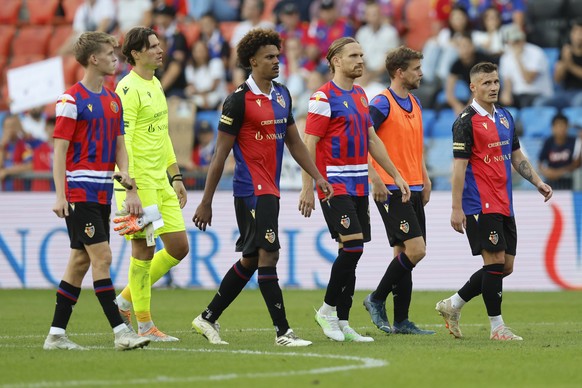 Basels Taulant Xhaka, rechts, und seine Teamkollegen Fabian Frei, Michael Lang, Renato Veiga, Torhueter Marwin Hitz und Arnau Comas, von rechts, nach der 0-3 Niederlage im Super League Spiel zwischen ...