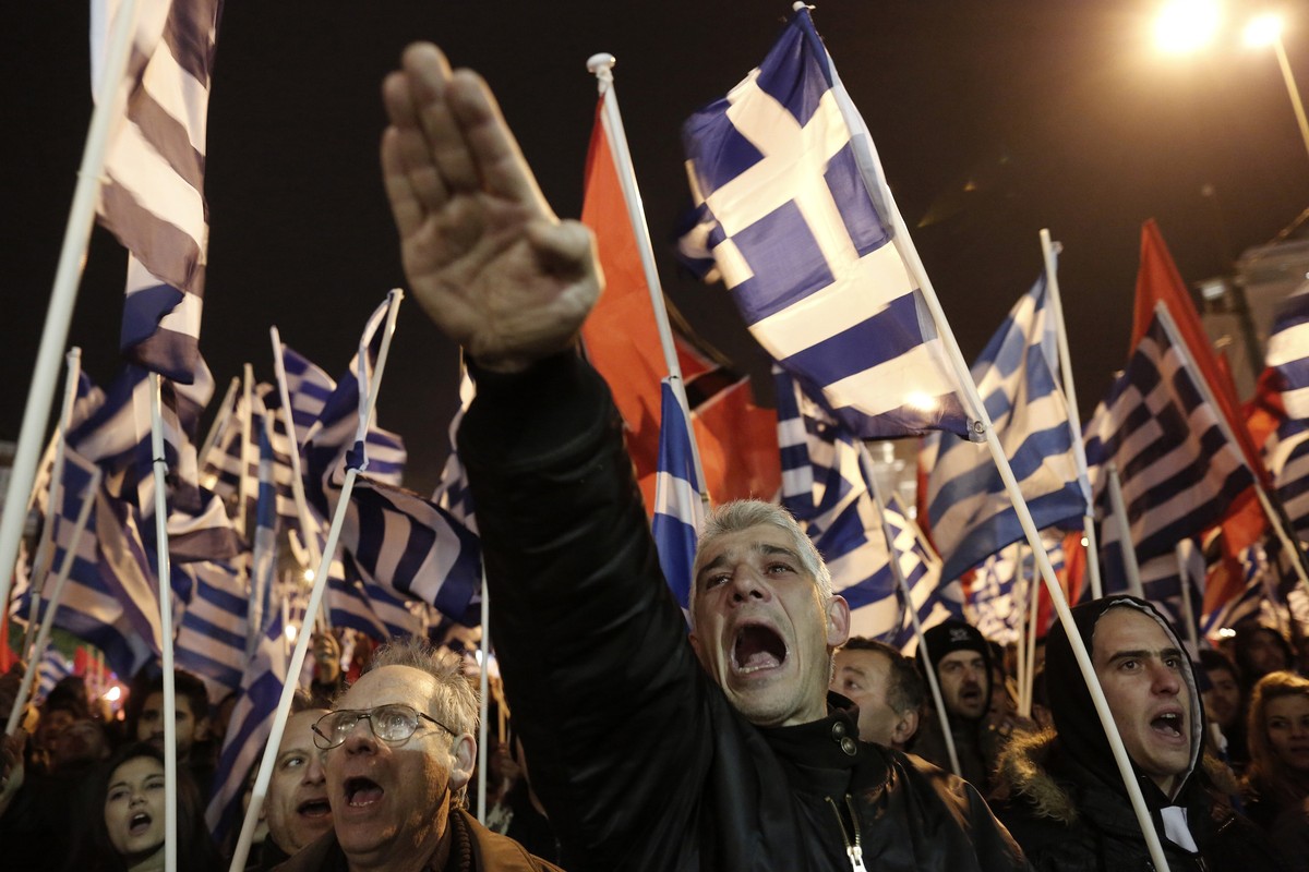 Ein Unterstützer von Golden Dawn erhebt seine Hand zum Hitlergruss bei einer Demonstration in Athen.&nbsp;