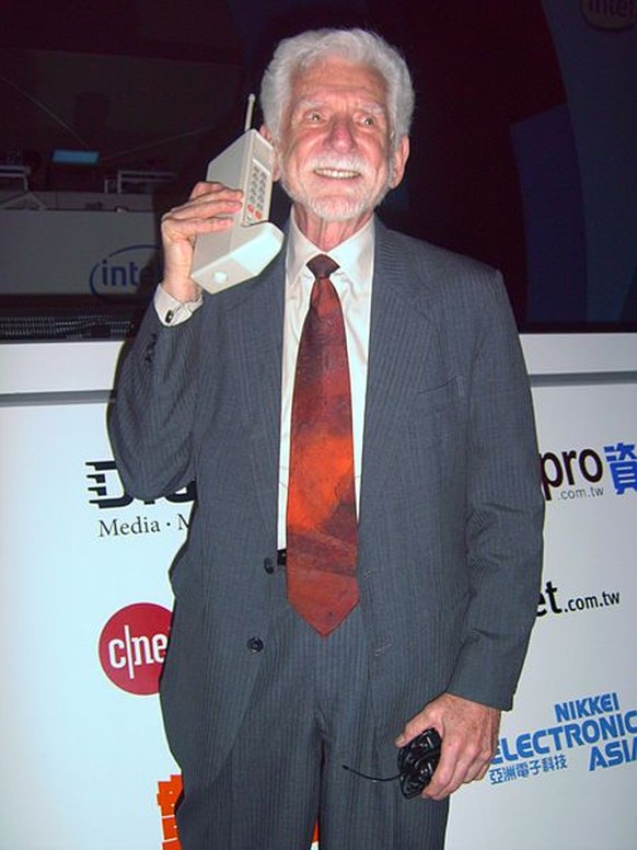 Der Ingenieur Martin Cooper machte 1973 mit dem Prototyp des Motorola DynaTAC 8000X den ersten Handy-Anruf der Geschichte. Hier posiert er 2007 mit dem DynaTAC.