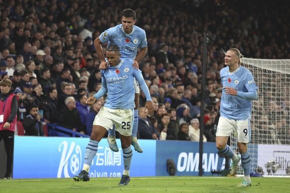 Manchester City&#039;s Manuel Akanji, left, celebrates after scoring his side&#039;s second goal during the English Premier League soccer match between Chelsea and Manchester City at Stamford Bridge s ...